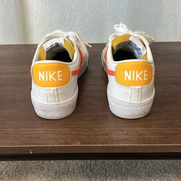 Women’s Low Top Blazers - Picture 4 of 6